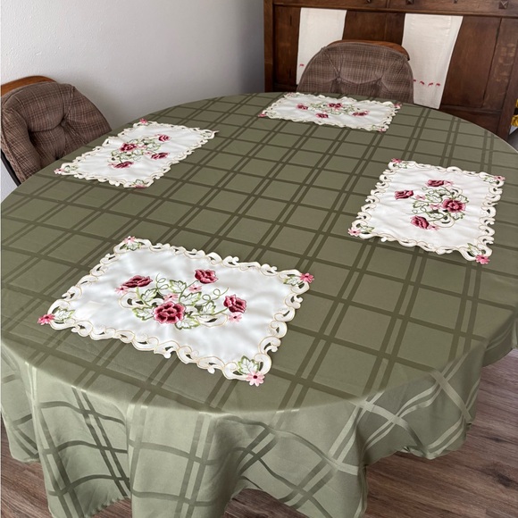 unbranded Other - 4 rose floral placemats in very good condition! Pinks and Maroons.
